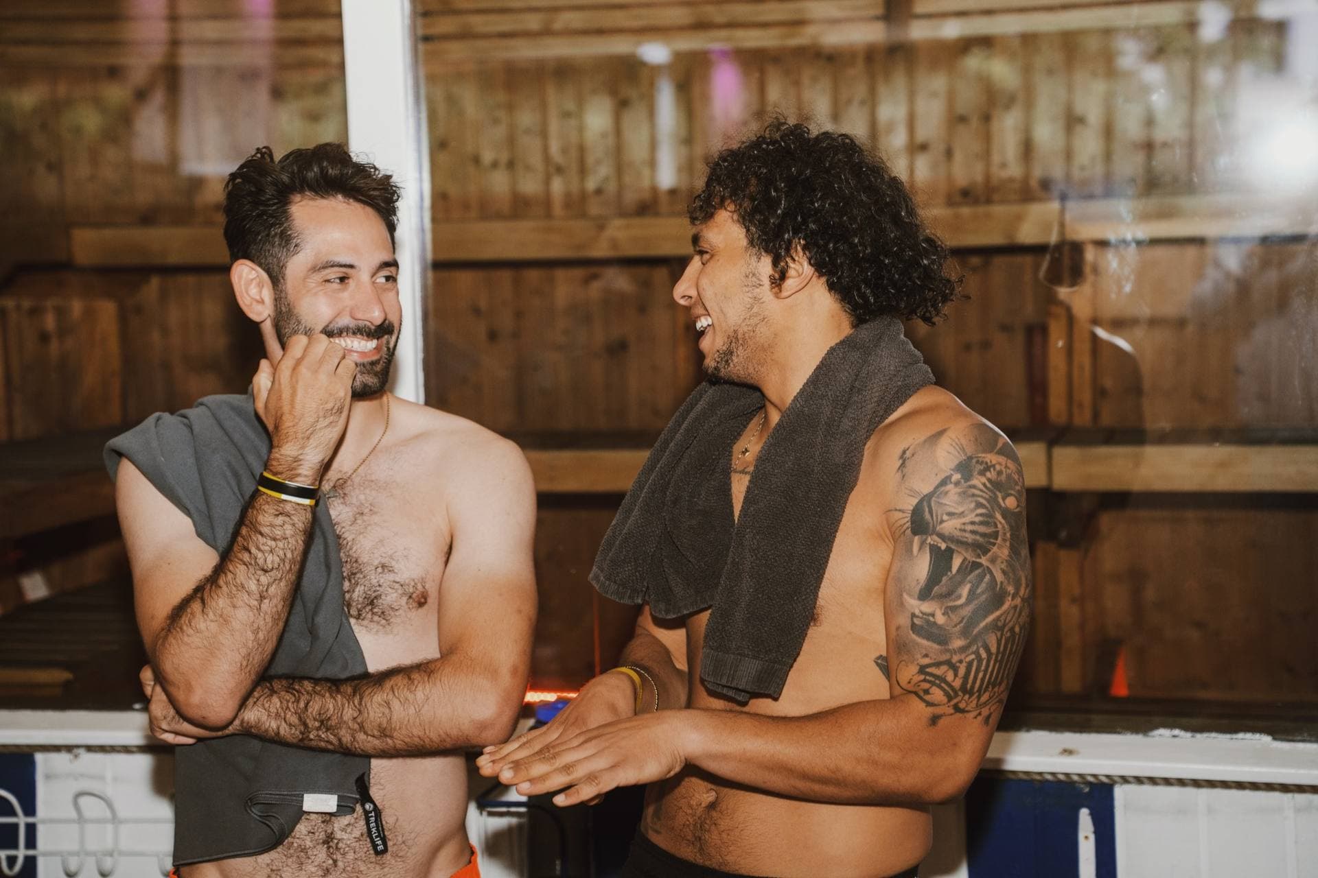 Two guests talking with towels around their necks